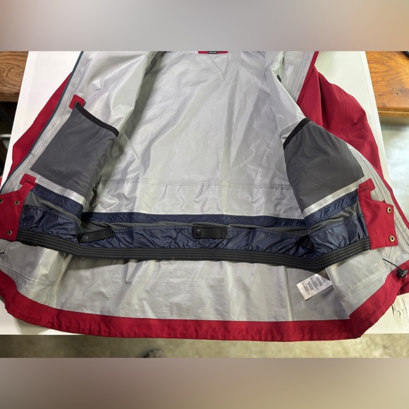 Dakine Women’s Gore-Tex Ski Snowboard Jacket Red Large Waterproof Hooded Shell - Picture 5 of 13